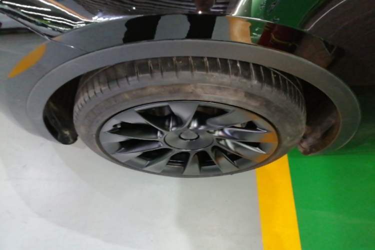 Used Tesla Model Y 2023 Long-Range All-Wheel-Drive Version Left Front Wheel Hub