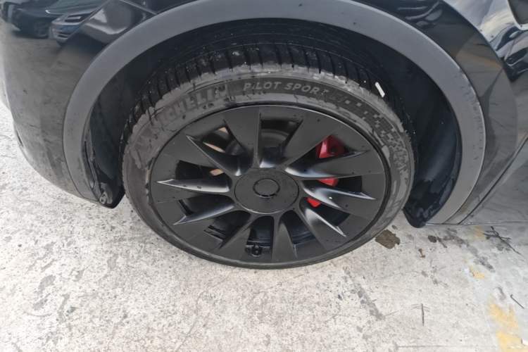 Used Tesla Model Y 2023 Long-Range All-Wheel-Drive Version Left Front Wheel Hub