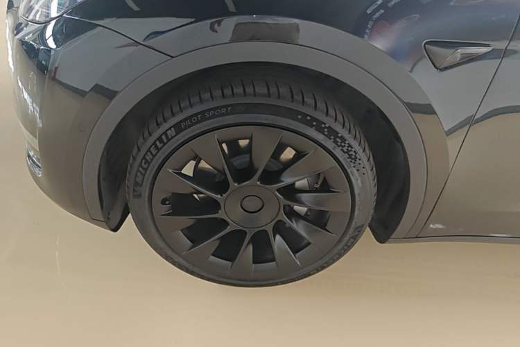 Used Tesla Model Y 2023 Long-Range All-Wheel-Drive Version Left Front Wheel Hub