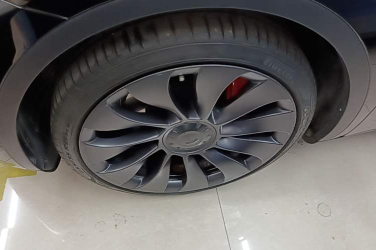 Used Tesla Model Y 2023 High-Performance All-Wheel-Drive Version Left Front Wheel Hub
