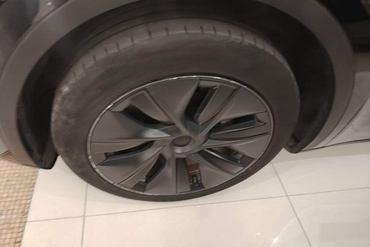 Used Tesla Model Y 2023 Rear-Wheel-Drive Version Left Front Wheel Hub