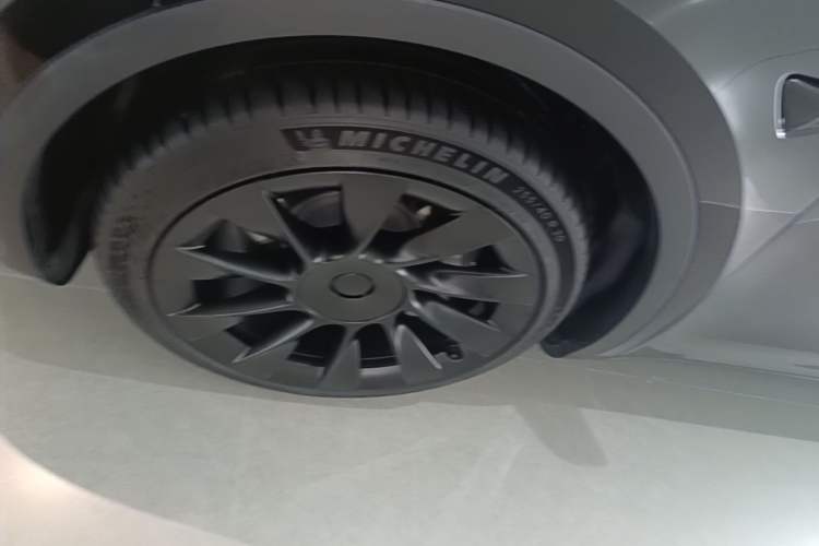 Used Tesla Model Y 2023 Long-Range All-Wheel-Drive Version Left Front Wheel Hub