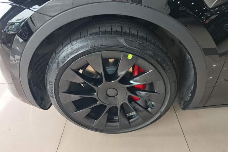 Used Tesla Model Y 2023 Long-Range All-Wheel-Drive Version Left Front Wheel Hub