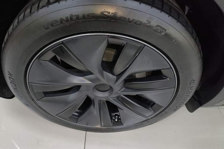 Used Tesla Model Y 2023 Long-Range All-Wheel-Drive Version Left Front Wheel Hub