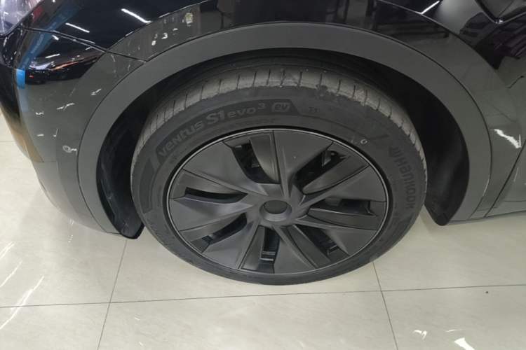 Used Tesla Model Y 2023 Long-Range All-Wheel-Drive Version Left Front Wheel Hub