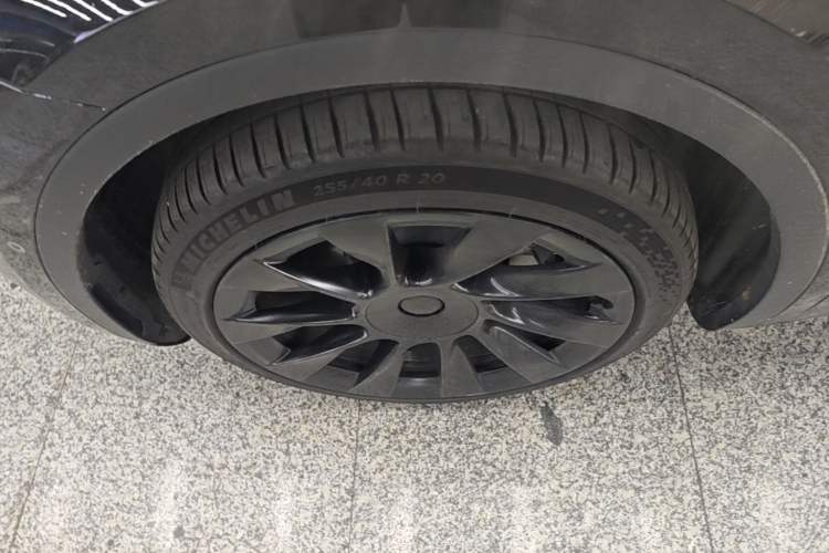 Used Tesla Model Y 2023 Long-Range All-Wheel-Drive Version Left Front Wheel Hub