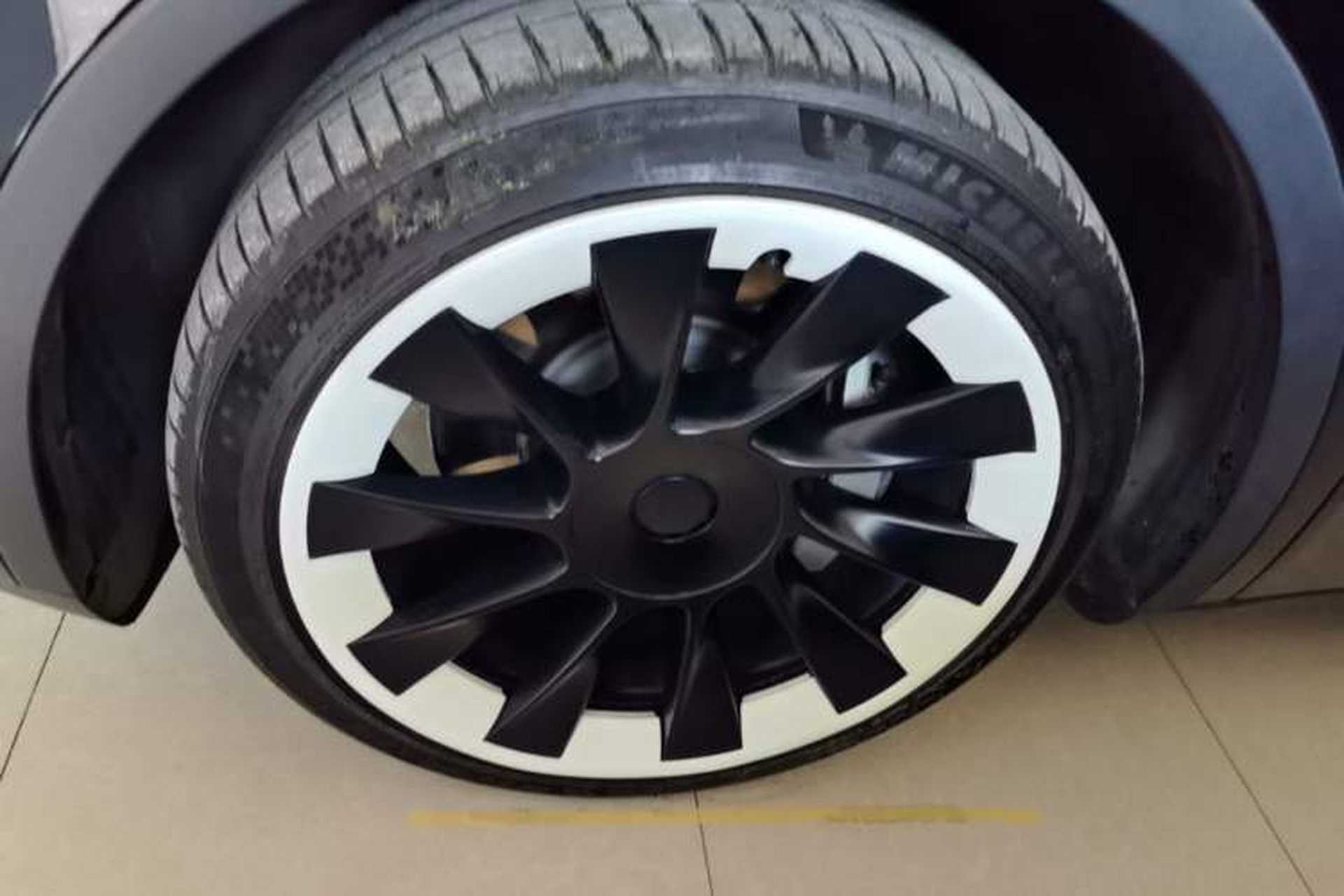 Used Tesla Model Y 2023 Long-Range All-Wheel-Drive Version Left Front Wheel Hub