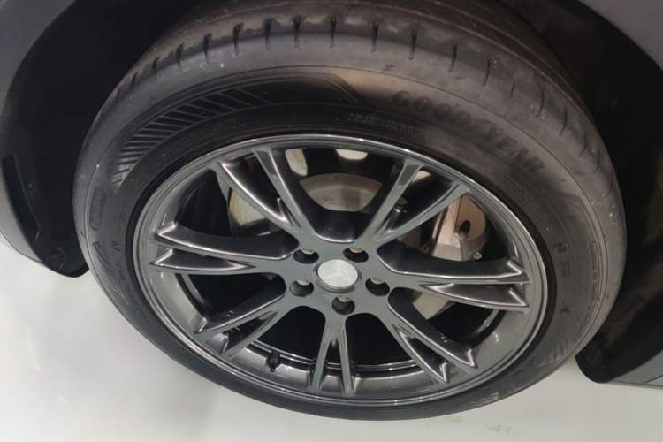 Used Tesla Model Y 2023 Rear-Wheel-Drive Version Left Front Wheel Hub