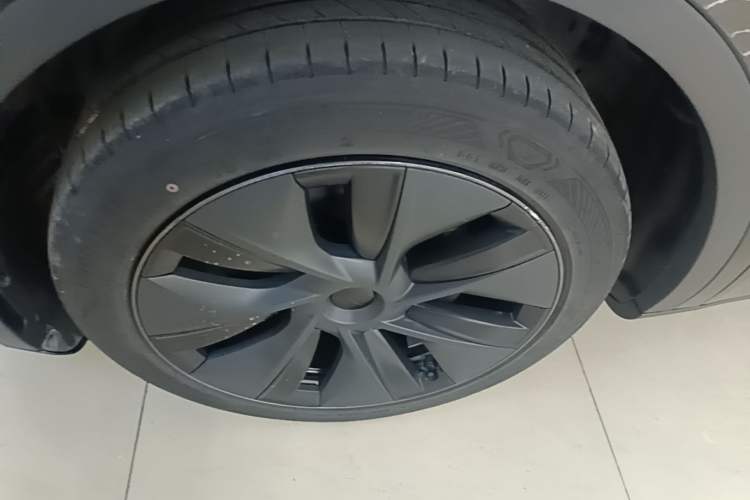Used Tesla Model Y 2023 Rear-Wheel-Drive Version Left Front Wheel Hub