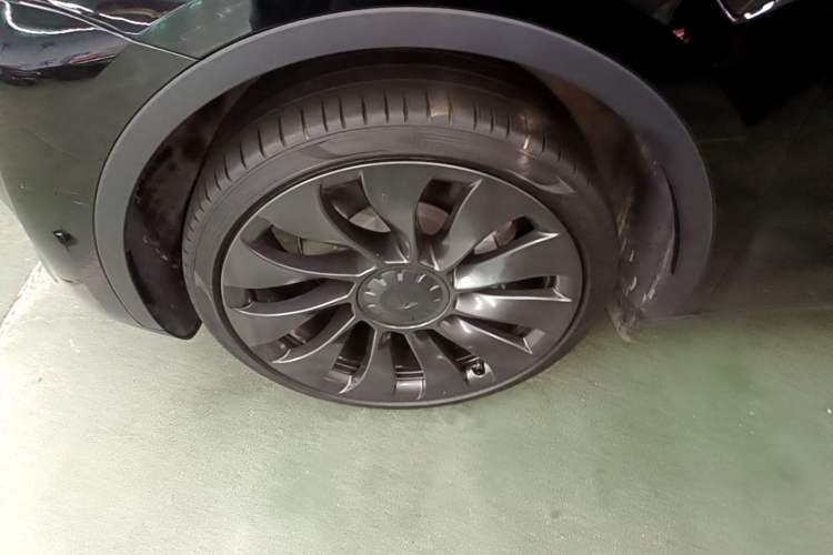 Used Tesla Model Y 2023 Rear-Wheel-Drive Version Left Front Wheel Hub