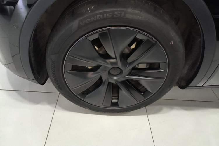Used Tesla Model Y 2023 Long-Range All-Wheel-Drive Version Left Front Wheel Hub