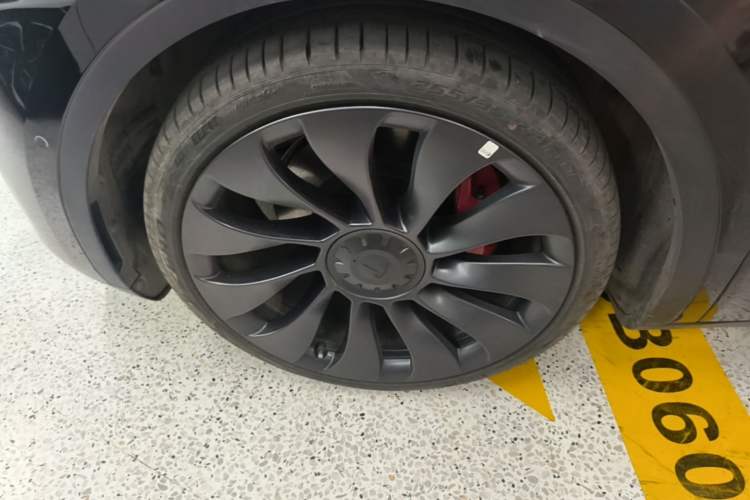 Used Tesla Model Y 2023 High-Performance All-Wheel-Drive Version Left Front Wheel Hub
