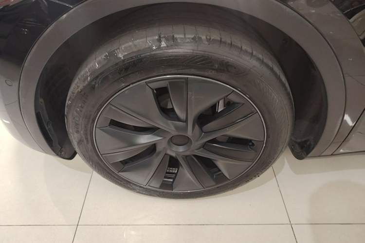 Used Tesla Model Y 2023 Rear-Wheel-Drive Version Left Front Wheel Hub