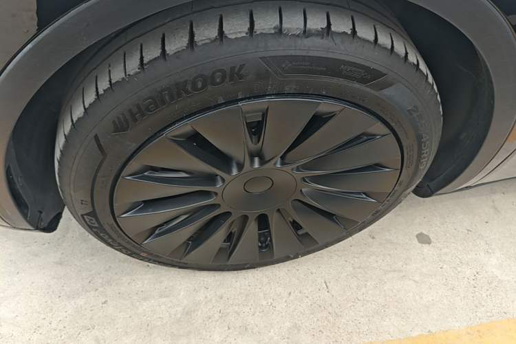 Used Tesla Model Y 2023 Long-Range All-Wheel-Drive Version Left Front Wheel Hub