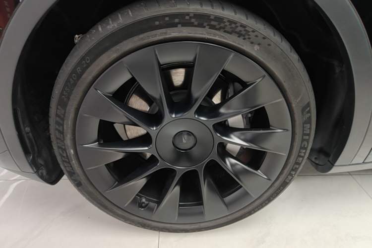Used Tesla Model Y 2023 Long-Range All-Wheel-Drive Version Left Front Wheel Hub