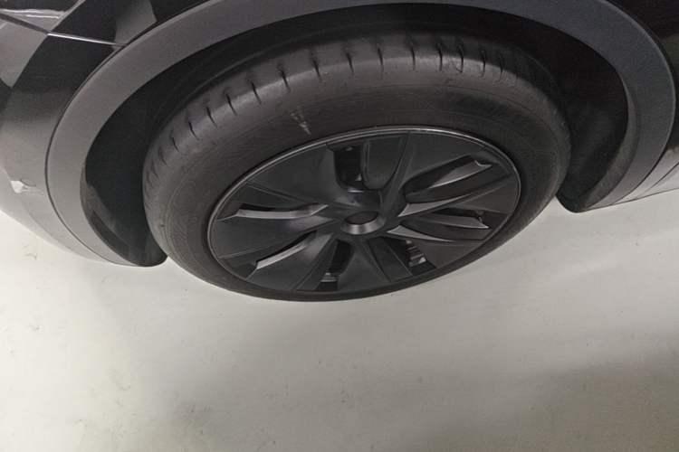 Used Tesla Model Y 2023 Rear-Wheel-Drive Version Left Front Wheel Hub