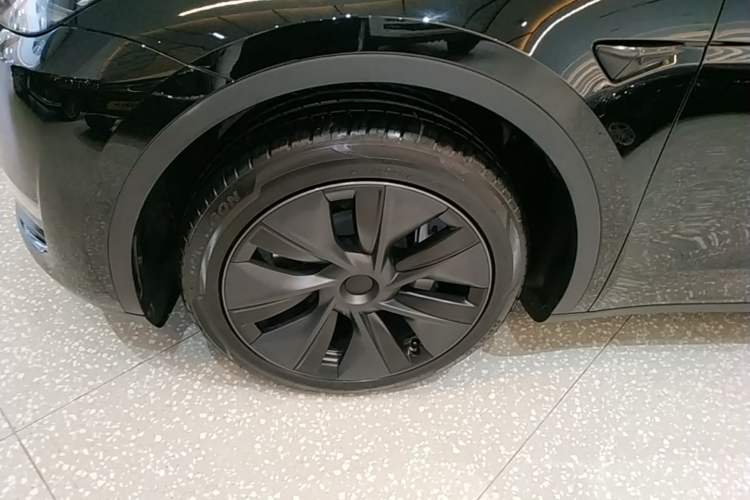 Used Tesla Model Y 2023 Long-Range All-Wheel-Drive Version Left Front Wheel Hub