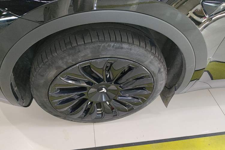 Used Tesla Model Y 2023 Rear-Wheel-Drive Version Left Front Wheel Hub