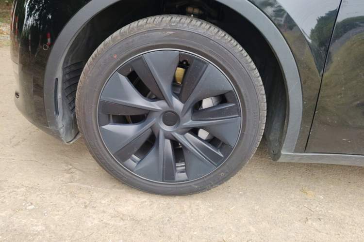 Used Tesla Model Y 2023 Long-Range All-Wheel-Drive Version Left Front Wheel Hub