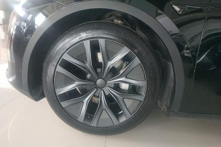 Used Tesla Model Y 2023 Long-Range All-Wheel-Drive Version Left Front Wheel Hub