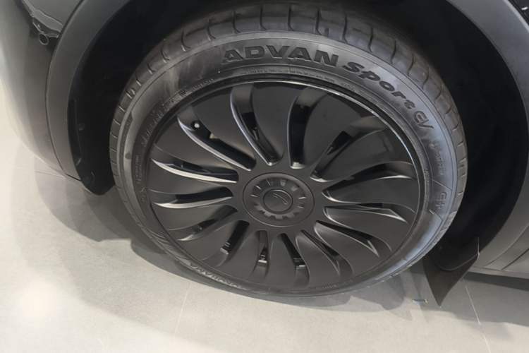 Used Tesla Model Y 2023 Rear-Wheel-Drive Version Left Front Wheel Hub