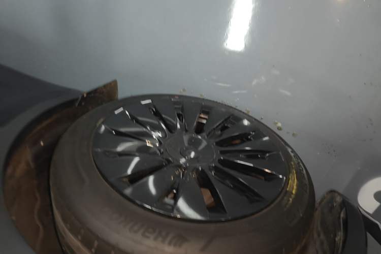 Used Tesla Model Y 2023 Long-Range All-Wheel-Drive Version Left Front Wheel Hub
