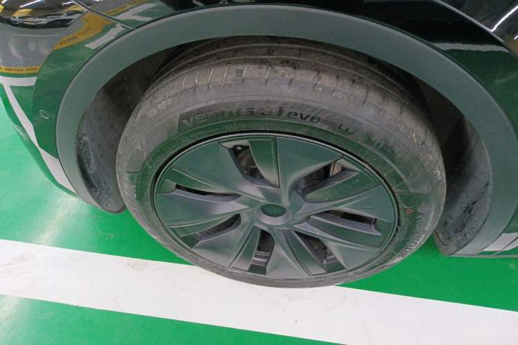 Used Tesla Model Y 2023 Long-Range All-Wheel-Drive Version Left Front Wheel Hub