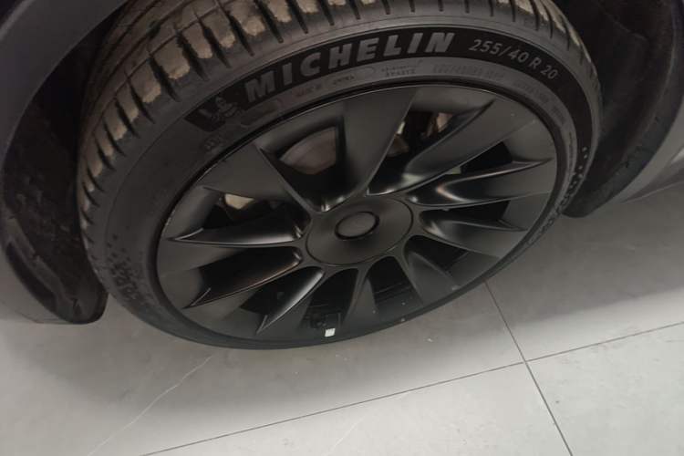 Used Tesla Model Y 2023 Long-Range All-Wheel-Drive Version Left Front Wheel Hub