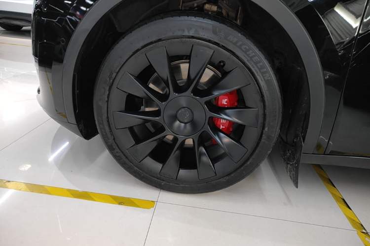 Used Tesla Model Y 2023 Long-Range All-Wheel-Drive Version Left Front Wheel Hub