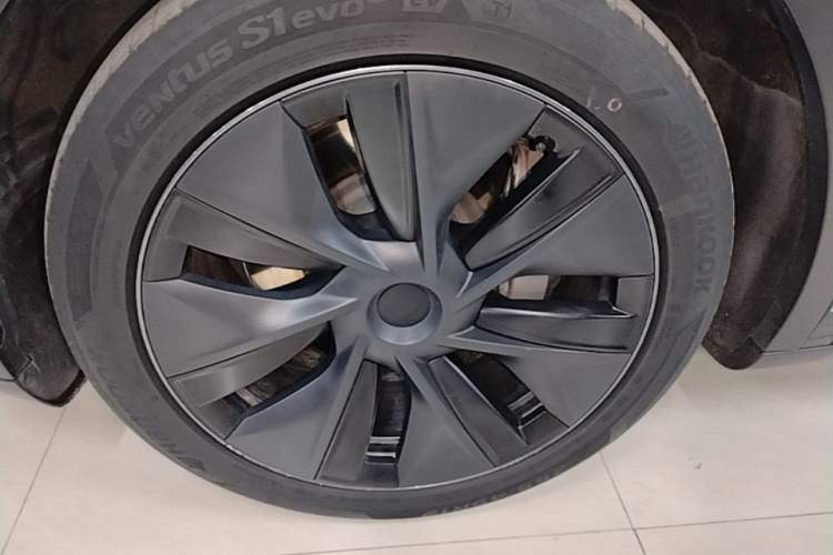 Used Tesla Model Y 2023 Long-Range All-Wheel-Drive Version Left Front Wheel Hub