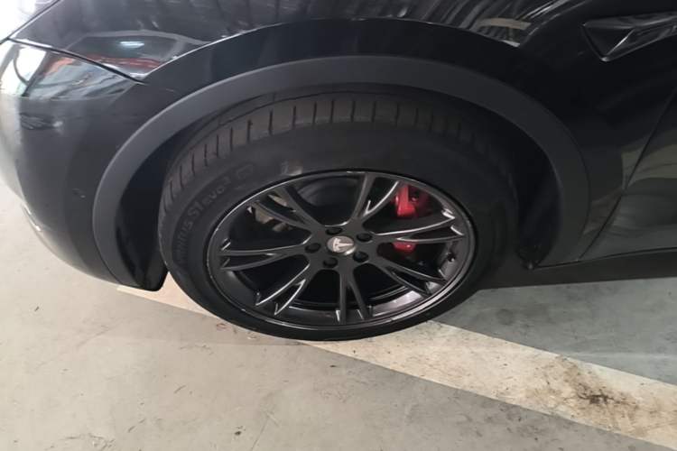 Used Tesla Model Y 2023 Long-Range All-Wheel-Drive Version Left Front Wheel Hub
