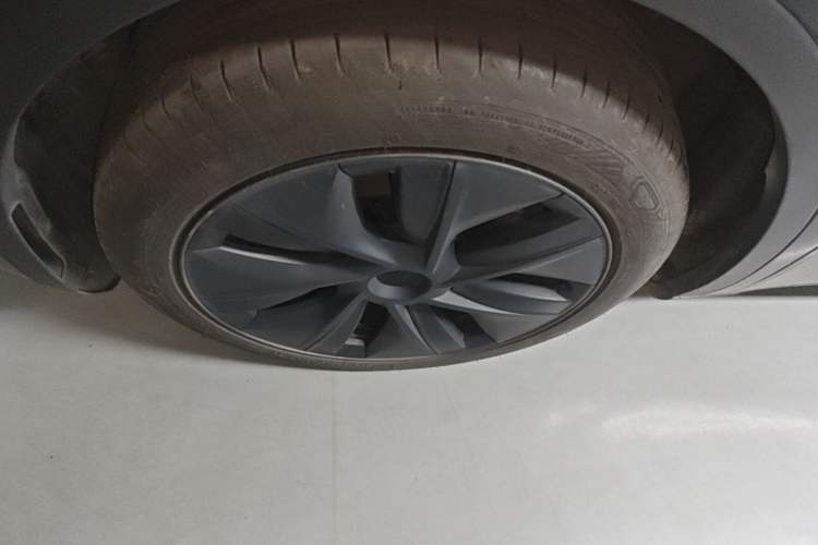 Used Tesla Model Y 2023 Rear-Wheel-Drive Version Left Front Wheel Hub