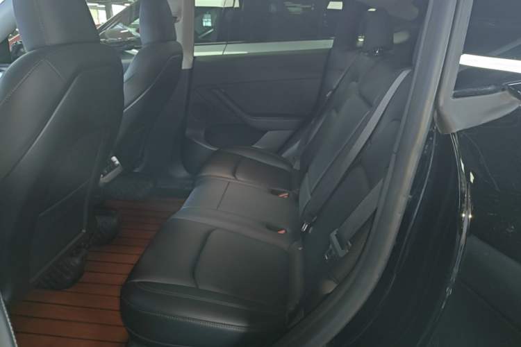 Used Tesla Model Y 2023 Long-Range All-Wheel-Drive Version Left Rear Seat