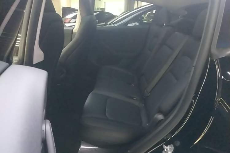Used Tesla Model Y 2023 Long-Range All-Wheel-Drive Version Left Rear Seat
