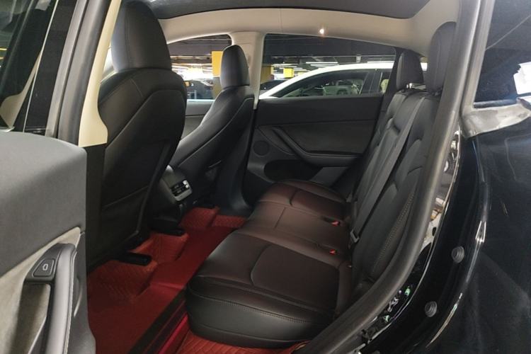Used Tesla Model Y 2023 Long-Range All-Wheel-Drive Version Left Rear Seat