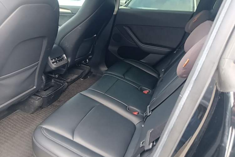 Used Tesla Model Y 2023 Long-Range All-Wheel-Drive Version Left Rear Seat
