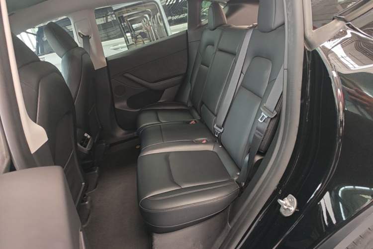 Used Tesla Model Y 2023 Long-Range All-Wheel-Drive Version Left Rear Seat
