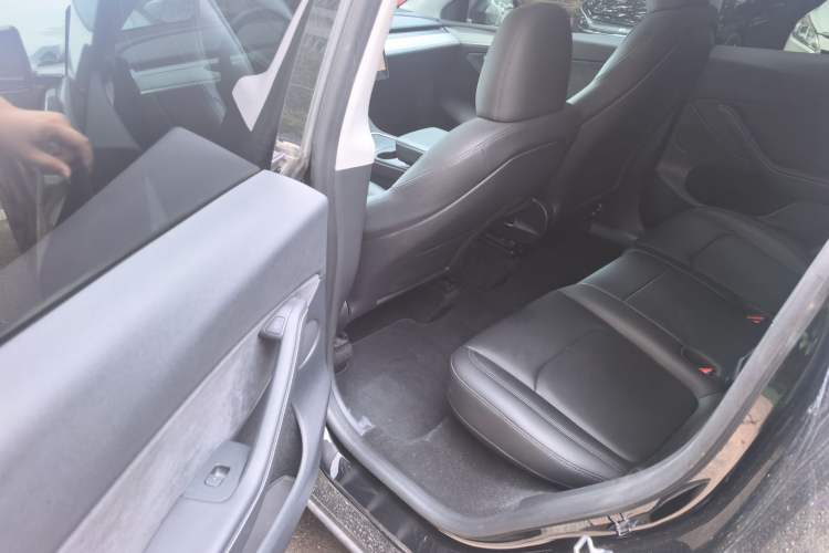 Used Tesla Model Y 2023 Long-Range All-Wheel-Drive Version Left Rear Seat