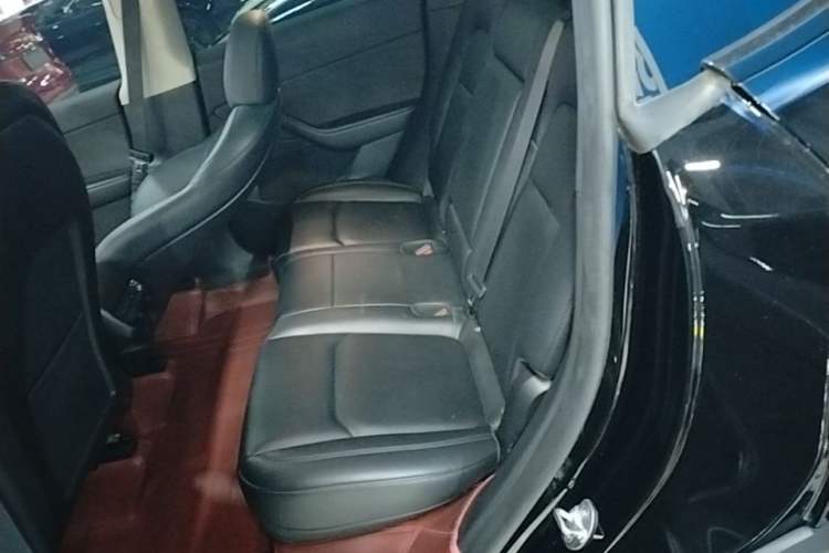 Used Tesla Model Y 2023 Long-Range All-Wheel-Drive Version Left Rear Seat
