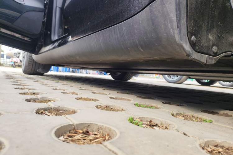 Used Tesla Model Y 2023 Long-Range All-Wheel-Drive Version Left Side Sill