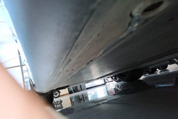 Used Tesla Model Y 2023 Long-Range All-Wheel-Drive Version Left Side Sill
