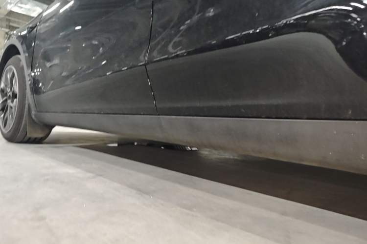 Used Tesla Model Y 2023 Long-Range All-Wheel-Drive Version Left Side Sill
