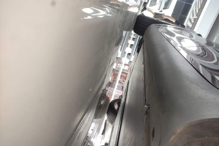 Used Tesla Model Y 2023 Long-Range All-Wheel-Drive Version Left Side Sill
