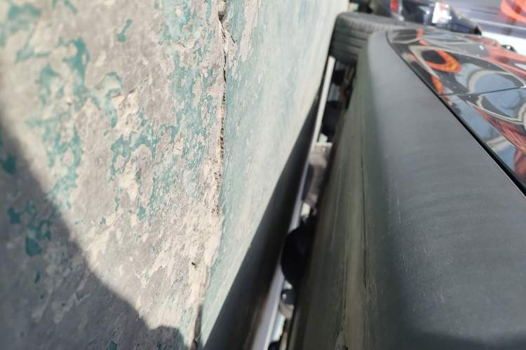 Used Tesla Model Y 2023 Long-Range All-Wheel-Drive Version Left Side Sill