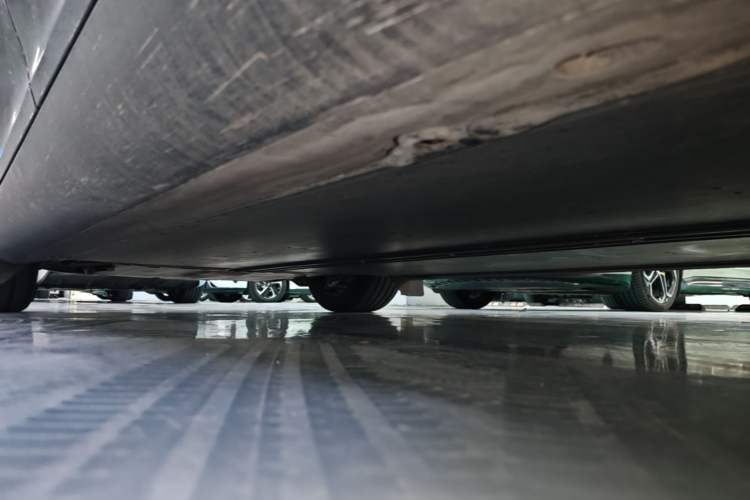 Used Tesla Model Y 2023 Long-Range All-Wheel-Drive Version Left Side Sill
