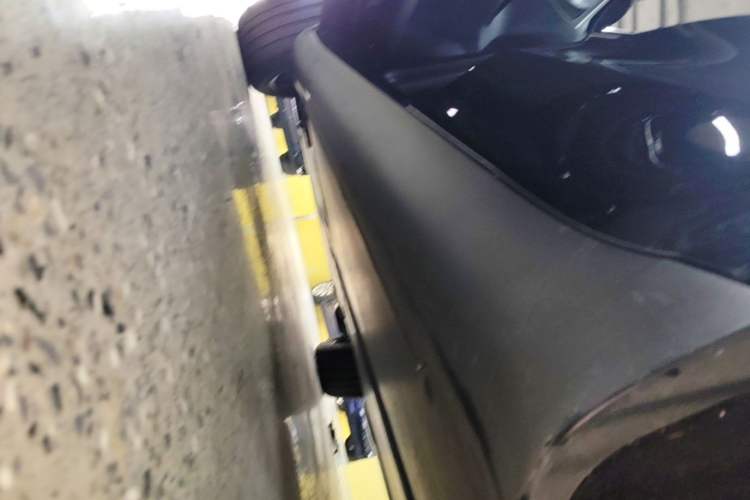 Used Tesla Model Y 2023 Long-Range All-Wheel-Drive Version Left Side Sill
