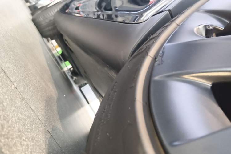 Used Tesla Model Y 2023 Long-Range All-Wheel-Drive Version Left Side Sill