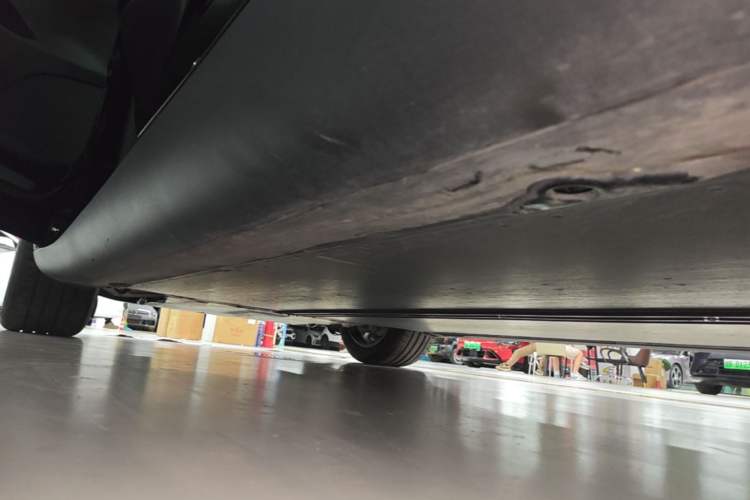 Used Tesla Model Y 2023 Long-Range All-Wheel-Drive Version Left Side Sill