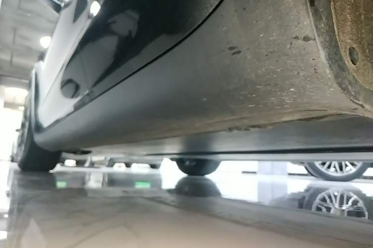 Used Tesla Model Y 2023 Long-Range All-Wheel-Drive Version Left Side Sill