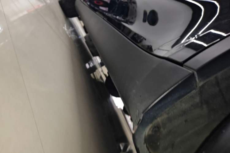 Used Tesla Model Y 2023 Long-Range All-Wheel-Drive Version Left Side Sill